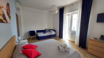 1 sovrum, sÀngtillbehör av högsta kvalitet och duntÀcken