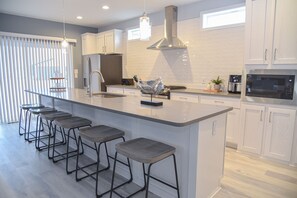 Geladeira, micro-ondas, cooktop, lava-louças