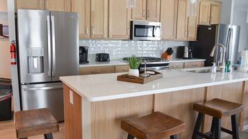 Réfrigérateur, micro-ondes, plaque de cuisson, lave-vaisselle