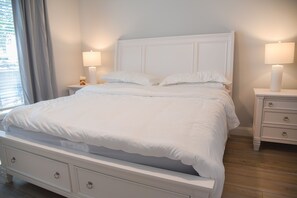 5 bedrooms, desk, iron/ironing board, free WiFi - Large home-marina, beach, pools (Long Neck)