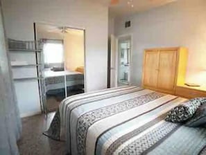 2 quartos, ferros/tábuas de passar roupa, roupa de cama
