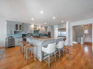 雪櫃、微波爐、焗爐、爐具