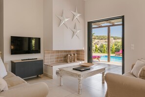 Comfort Villa | Living area | 42-inch Smart TV with digital channels, TV, fireplace
