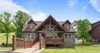 Make Vacation Dreams Come True in this Lodge! Roomy and Convenient Location!