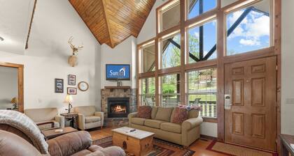 Make Vacation Dreams Come True in this Lodge! Roomy and Convenient Location!