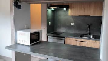Fridge, microwave, stovetop, electric kettle