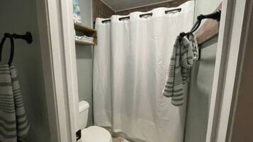 Haartrockner, Handtücher, Seife, Shampoo