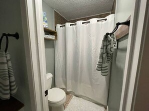 Haartrockner, Handtücher, Seife, Shampoo