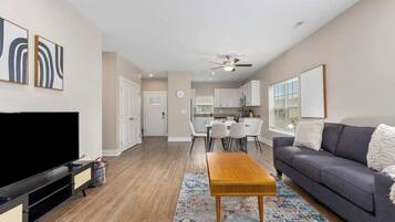 Una televisión, una oficina