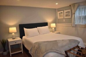 2 habitaciones, escritorio y tabla de planchar con plancha 