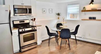 Anchors Away Inn 2 Br Apt 1 min walk to the Beach King & Queen