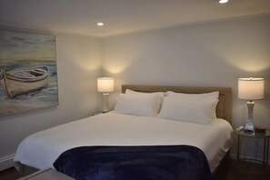 2 bedrooms, desk, iron/ironing board, travel cot - Anchors Away Inn 2 Br Apt 1 min walk to the Beach King & Queen (Hull)