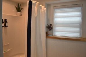 Dusch, hårtork, handdukar och tvål