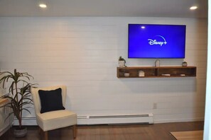 Interior - Anchors Away Inn 2 Br Apt 1 min walk to the Beach King & Queen (Hull)