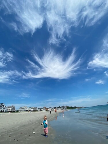 Anchors Away Inn 2 Br Apt 1 min walk to the Beach King & Queen