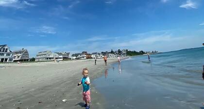 Anchors Away Inn 2 Br Apt 1 min walk to the Beach King & Queen