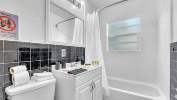 公寓 | 浴室 | 淋浴設備、免費盥洗用品、毛巾、肥皂