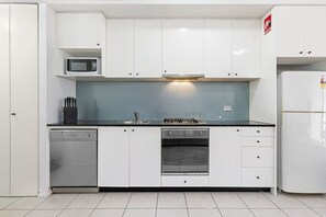 ثلاجة، ميكروويف، فرن، موقد طهي مسطح