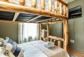 2 bedrooms, iron/ironing board, travel cot, WiFi - Charming Fall Hideaway | Arcade + Pet Friendly (Sevierville)