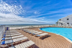 Innendørsbasseng og et oppvarmet basseng