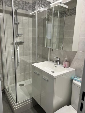 Dusj, hårføner, håndklær og såpe