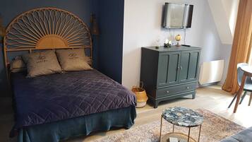 Iron/ironing board, free WiFi, bed sheets