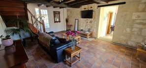 Smart TV, books, stereo