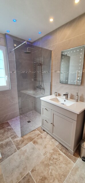 Shower, eco-friendly toiletries, hair dryer, towels - Luxury 5* cottage with own private heated pool - Sleep 4 (Villegouge)