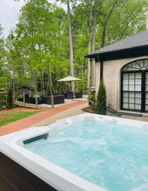 Outdoor spa tub - Elegant, Stylish & Comfortable (Greensboro)