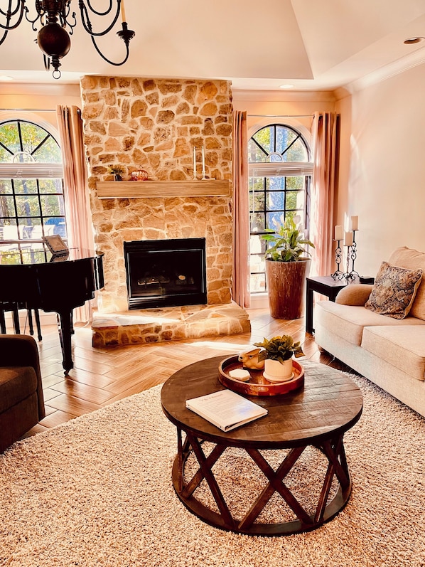 Smart TV, fireplace, printers - Elegant, Stylish & Comfortable (Greensboro)