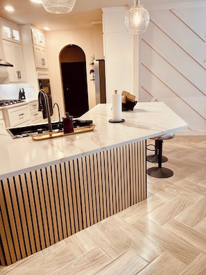 Fridge, microwave, oven, stovetop - Elegant, Stylish & Comfortable (Greensboro)