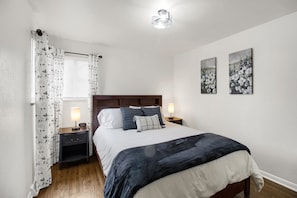3 habitaciones, escritorio y tabla de planchar con plancha 