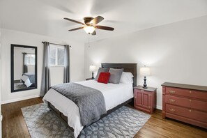 3 chambres, bureau, fer et planche à repasser, lit de bébé portatif