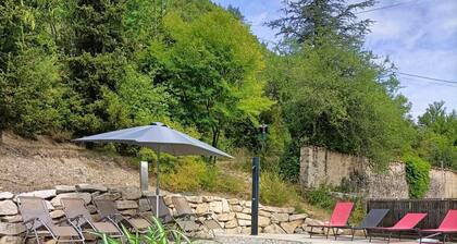 Corps de ferme avec piscine et riviÚre à proximité