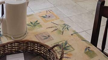 Fridge, oven, stovetop, coffee/tea maker