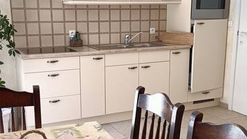 Réfrigérateur, four, plaque de cuisson, cafetiÚre/bouilloire