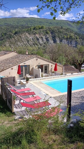 Gite de la Source, Domaine de la Méouge, piscine commune, accès à la rivière.