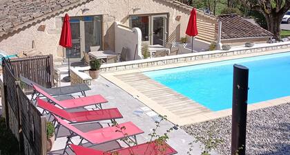 Gite de la Source, Domaine de la Méouge, piscine commune, accÚs à la riviÚre.