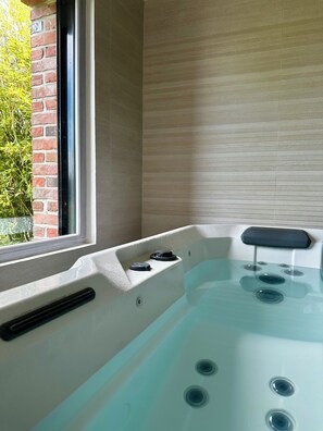 Interior - Zi Villa – 14 people – 6 bedrooms–4 bathrooms – Jacuzzi, pool table, indoor pool (ARQUES)