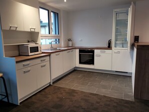 Lägenhet Comfort | Eget kök | Stort kylskåp, mikrovågsugn, ugn och spishäll