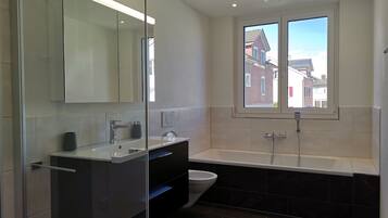 Comfort-Apartment | Badezimmer | Badewanne und Dusche (separat), Haartrockner, Hausschuhe