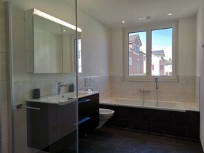 Comfort Apartment | Bathroom | Separate tub and shower, hair dryer, slippers, heated floors
