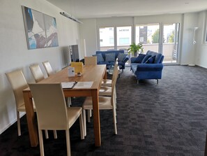 Comfort Apartment | Ruang tamu | 55 inci televisyen skrin rata dengan digital, TV, Netflix