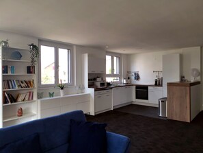 Comfort Apartment | Dapur peribadi | Peti sejuk/penyejuk beku saiz penuh, ketuhar gelombang mikro, ketuhar