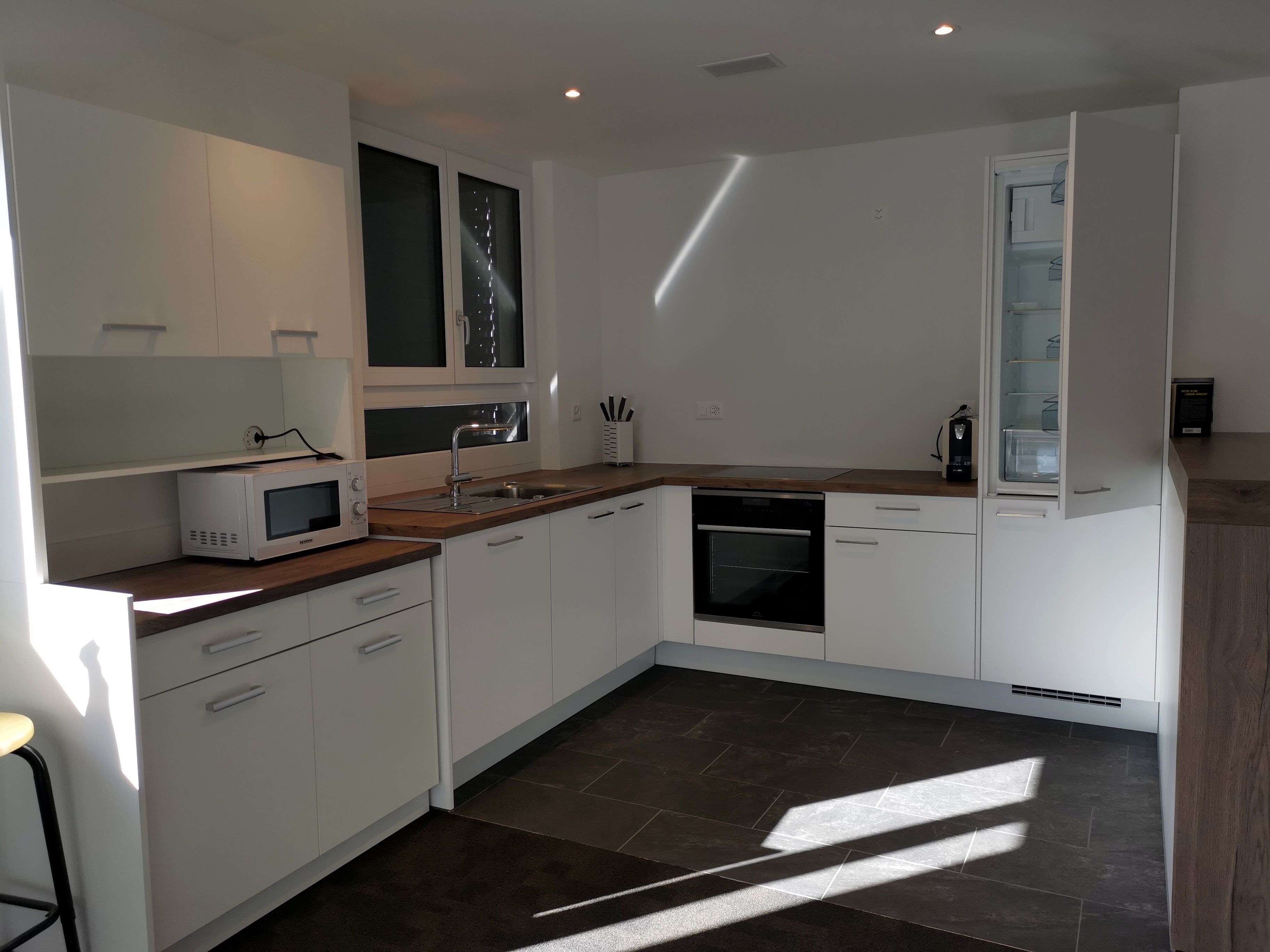 Departamento Confort | Cocina privada | Refrigerador con congelador, microondas, horno y parrilla de estufa 