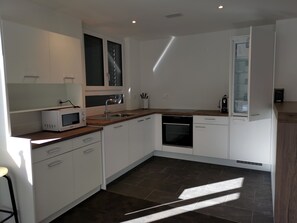 Comfort Apartment | Dapur peribadi | Peti sejuk/penyejuk beku saiz penuh, ketuhar gelombang mikro, ketuhar