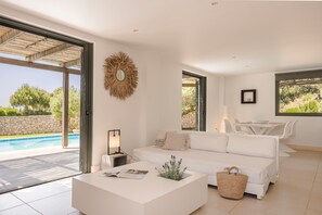 Villa Comfort | Area soggiorno | TV, caminetto