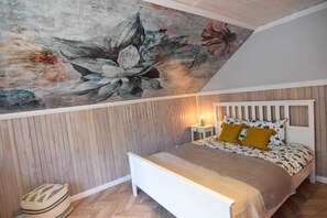 4 bedrooms, iron/ironing board, travel crib, free WiFi