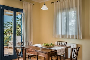 Traditional Villa, 3 Bedrooms, Private Pool, Sea View | Dining room