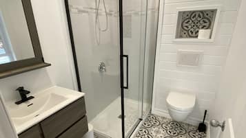 Doccia, asciugacapelli, asciugamani, sapone